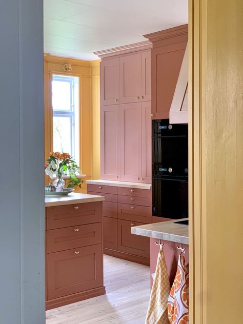 Pink Kitchen Cabinets, Paint Your Cabinets, Colorful Kitchens, Swedish Homes, Dreamy Kitchens, Pink Cabinets, Swedish Home, Entry Storage, Kitchen Cost