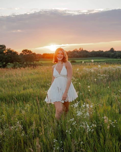 Remember that perfect sunset? It landed on Meredith’s senior picture night! Sunrise Senior Pictures, Senior Picture Ideas Sunset, Sunset Instagram Pictures, Sunset Senior Pictures, Pictures Background, Photographer Marketing, Perfect Sunset, Senior Portrait Poses, Senior Photo