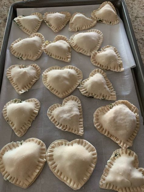 valentines day appetizer. Heart-shaped empanadas filled with spinach artichoke dip. Delicious. #makeaheadappetizers #valentinesdayappetizers #hearshapedappetizers Football Shaped Appetizers, Superbowl Party Appetizers, Vegan Ravioli, Superbowl Appetizers, Make Ahead Appetizers, Heart Shaped Valentines, Heart Shaped Cookies, Super Bowl Party, Valentines Day Food