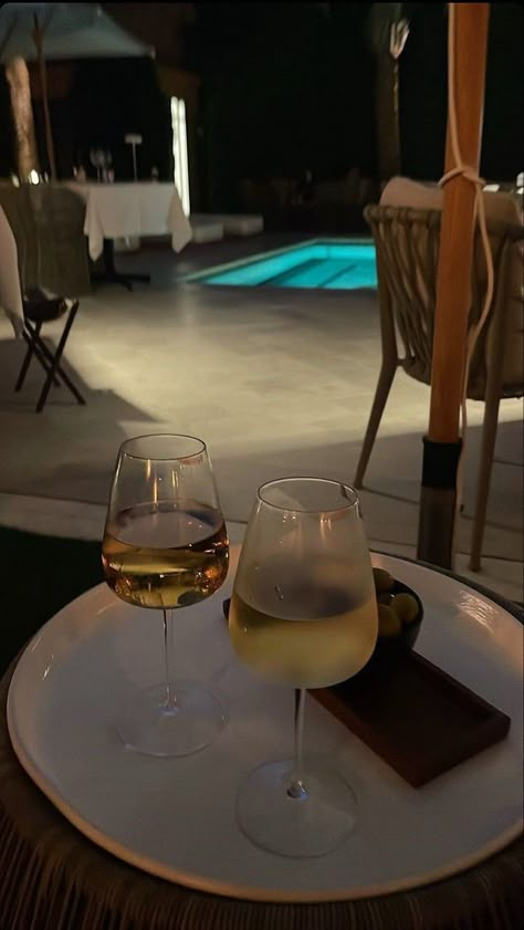 Wine Story, Wine Date, Pretty Alcoholic Drinks, Elegant Wine, Pretty Drinks, Instagram Ideas Photography, Lifestyle Art, Luxury Aesthetic, Aesthetic Pinterest