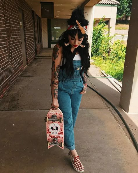 Grunge Overalls Outfits, Plus Size Hipster Outfits, Spooky Girl Aesthetic, Casual Punk Outfits, Girly Goth Aesthetic, Punk Summer Outfits, Old Me New Me, Outfit Hot Weather, Rockabilly Aesthetic