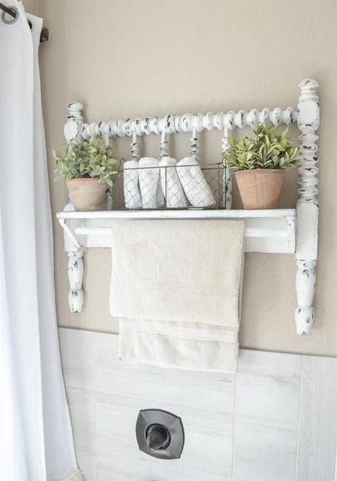 Diy Towel Bar, Vintage Bed Frame, Primitive Bathrooms, Wendy House, Diy Towels, Bathroom Farmhouse Style, Interior Vintage, Vintage Bed, Diy Farmhouse Decor