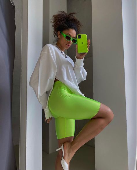 Outfit Con Biker Short, Outfits Con Biker, Ropa Color Neon, Street Dance Outfit, Black Festival Outfit, Print Shorts Outfit, Bike Shorts Outfit, Neon Leggings, Oversize Outfit