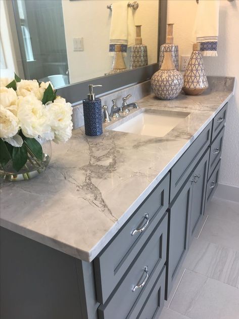 #countertops #bathroom #graycabinets Bathroom Cabinet Colors, Home Decor Items Online, Bathroom Vanity Designs, Decor Baie, Cabinet Color, Quartz Countertop, Grey Goose, Bathroom Countertops, White Kitchen Cabinets