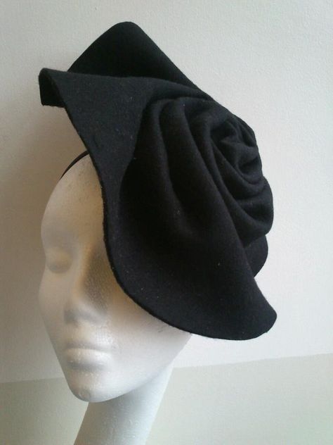 Fascinator Hats Outfit, Felt Fascinator, Hair Fascinators, Race Day Fashion, Fascinator Hats Diy, Mad Hat, Royal Ascot Hats, Black Fascinator, Couture Hats