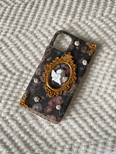 Baroque Phone Case, Old Money Phone Case, Handmade Phone Case Ideas, Aesthetic Vintage Phone Case, Dark Academia Phone Case, Academia Phone Case, Custom Phone Cases Ideas, Bday Stuff, Book Phone Case