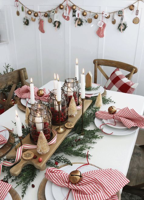 Natal Country, Tafel Decor, Christmas Dinner Table, Christmas Table Centerpieces, Christmas Tablescapes, Christmas Dining, Christmas Table Settings, Jar Candle, Country Christmas