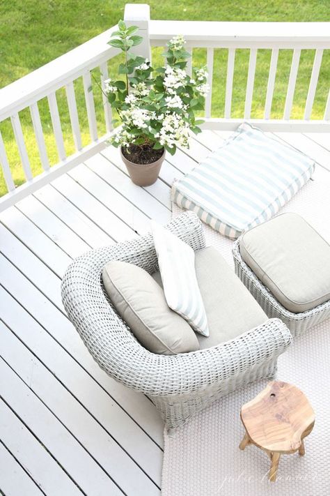 Best Deck Stain, Best Deck Paint and How to Stain a Deck Best Deck Stain, White Deck, Deck Stain, Deck Makeover, Julie Blanner, Deck Colors, Deck Paint, Staining Deck, Pintura Exterior