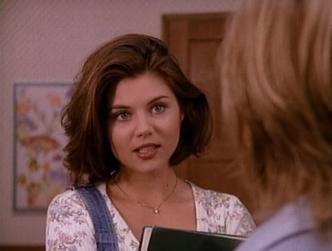 Tiffani Amber Thiessen, Valerie Malone, Beverly Hills 90210 Valerie Malone, Tiffani Amber Thiessen, Short Sassy Hair, Hair Inspiration Short, Beverly Hills 90210, Sassy Hair, 90s Hairstyles, Hair Stylies, Haircuts For Long Hair