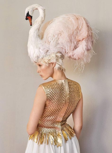 Stephen Jones Giles Deacon, Edie Campbell, Stephen Jones, Mardi Gras Costumes, Crazy Hats, Contemporary Photographers, Costume Institute, Instagram Foto, Kimonos