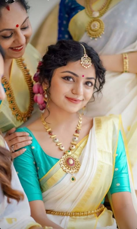 Hansika Krishna, Onam Outfits, Hair Style On Saree, Wedding Hair Side, Saree Hairstyles, Bengali Bridal Makeup, Engagement Hairstyles, Traditional Hairstyle, Indian Designs