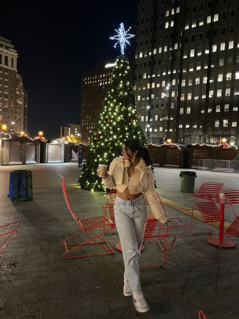 Christmas Photo Instagram, Christmas Insta Post Ideas, Christmas Tree Pictures Instagram, Christmas Tree Poses, Christmas Lights Poses, Christmas Photo Ideas Instagram, Christmas Lights Insta Pics, Christmas Tree Poses Instagram, Nyc Christmas Instagram Pictures