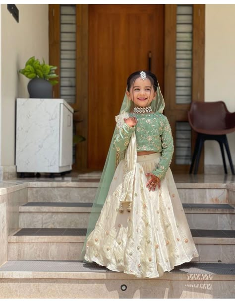 Baby Girl Lehnga Dress Design, Baby Lengha Designs, Dresh Petan Style, Girls Lehanga Design For Kids, Kids Lehanga Design For Wedding, Kids Lengha Choli, Kids Lehanga Design, Pakistani Kids Dresses, Kids Party Wear Dresses