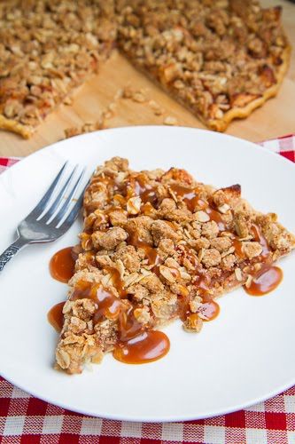 Apple Crisp Pizza with Caramel Sauce Apple Crisp Pizza, Apple Dessert Pizza, Caramel Apple Desserts, Apple Pizza, Dessert Pizza Recipes, Pizza Roll, Apple Crisp Recipes, Dessert Pizza, Apple Desserts