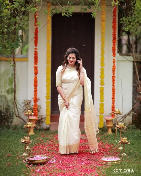 Kerala Piravi, Onam Outfits Ideas, Mandap Seating, Beach Mandap, Onam Outfits, Photoshoot In Saree, Diwali Photography, Post Photo, Kerala Saree