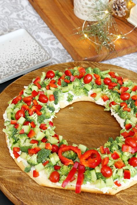 Veggie Pizza Appetizer, Make Ahead Christmas Appetizers, Veggie Pizza Recipe, Christmas Recipes Appetizers, Holiday Favorite Recipes, Veggie Pizza, Christmas Food Dinner, Christmas Brunch, Holiday Appetizers