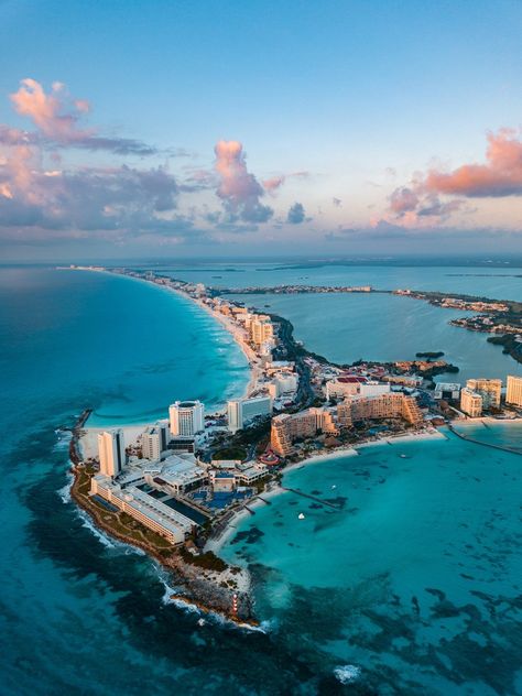 Conoce algunas de las mejores fotografías capturadas con drones en 2018. Mexico Beaches, Cancun Trip, Puerto Morelos, Riviera Maya Mexico, Budget Travel Destinations, Visit Mexico, Mexico Vacation, Cancun Mexico, Quintana Roo