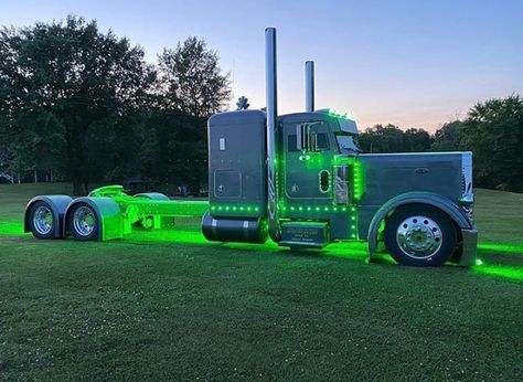 Trucks Gmc, Custom Peterbilt, Dodge Diesel Trucks, Dodge Diesel, Chevy Diesel Trucks, Truck Games, Trucks Lifted Diesel, Peterbilt 389, Diesel Mechanics