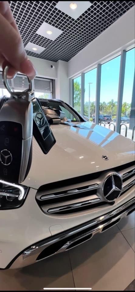 Mercedes Benz White Car, Mercedes Benz White Luxury Cars, Cream Mercedes Benz, White Benz Aesthetic, Marsadise Car, Mercedes C300 2023, Mercedes Suv 2023, Mercedes Vision Board, 2023 Mercedes Glc