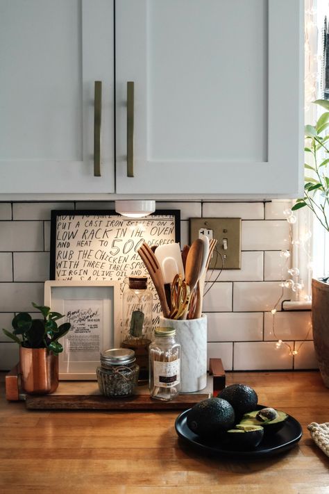 Kitchen Counter Spice Rack, Organize Kitchen, Kitchen Countertop Decor, Kitchen Counter Organization, Kitchen Decor Inspiration, Countertop Decor, Kitchen Counter Decor, Counter Decor, Kitchen Hacks Organization