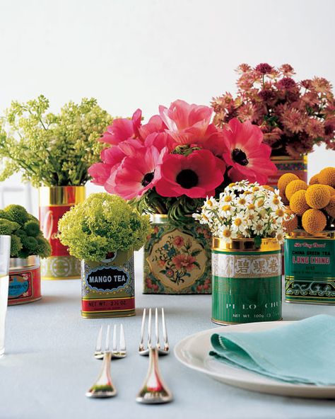 These vintage containers can take on a modern look when used in floral design. Here, we filled one with roses, gomphrenas, and sweet peas. The tins are both watertight and shatterproof, so you don't have to worry about leaks or breakage. Window Herbs, Affordable Wedding Centerpieces, Mango Tea, Herbs Tea, Creative Centerpieces, Specialty Food Store, Vintage Containers, Edible Arrangements, Simple Centerpieces