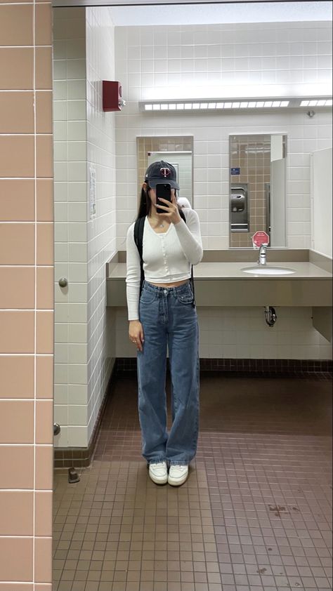 college fit outfit idea acubi wide leg jeans white cardigan crop top baseball cap long sleeve top basic easy #fashion #outfits #ootd #outfitideas #koreanstyle #acubifashion #acubi #collegelife #uni Basic College Fits, Basic Korean Outfits, Ootd Cardigan Crop, Outfit Ideas College Casual, Korean Crop Top Outfits, Ootd Cardigan, Outfit Ideas Cardigans, White Crop Top Outfit, Baggie Jeans Outfit