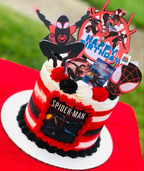 Miles Morales Spiderman Party Ideas, Spin Spiderman Cake, Spiderman Across The Spider Verse Cake, Spider Verse Birthday Cake, Miles Morales Theme Party, Miles Spiderman Cake, Spiderman Miles Morales Birthday Party, Miles Morales Spiderman Cake, Black Spiderman Cake