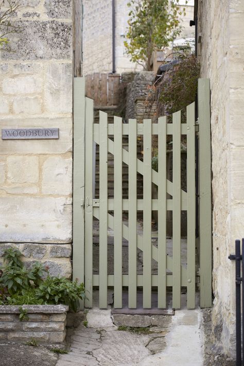 Get the Look: The English Garden Gate, 10 Ways - Gardenista Small Garden Gates, Tor Design, Wooden Garden Gate, Backyard Gates, Garden Gates And Fencing, Garden Gate Design, Wooden Gate, French Country Garden, Backyard Pergola