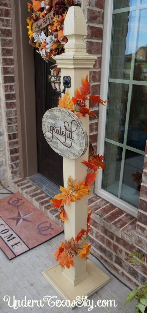 This welcome post is such a lovely way decorate for any occasion. This project is pretty easy, but you do need a few power tools to make it. It consists of a 4x… Welcome Post, Porch Posts, Diy Porch, Porch Welcome Sign, Diy Posts, Woodworking For Kids, Halloween Porch, Porch Signs, Front Door Decor