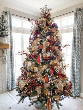 Christmas tree ideas using ribbon, buffalo check and polka dot! Christmas Reference, Buffalo Check Christmas Decor, Christmas Tree Decorated, Tree Ribbon, Plaid Christmas Decor, Buffalo Check Christmas, Farmhouse Christmas Tree, Gold Christmas Decorations, Christmas Tree Inspiration