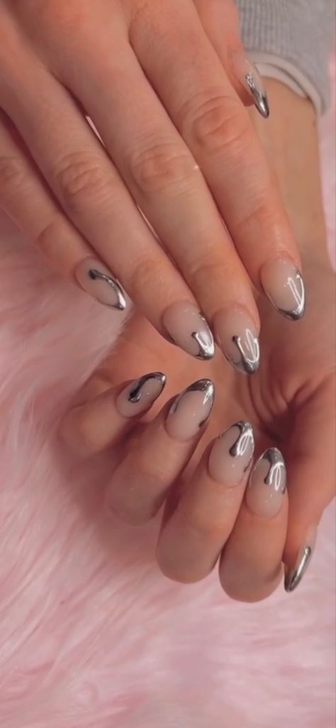 Drip Crome Nails, Nails 2023 Trends Summer Silver, Nails 2023 Trends Silver, Chrome Drip Nails Designs, Chrom Nails Design, Nails For Beyonce Concert, Silver Drip Nails, Chrome Accent Nail Ideas, Nails With Metallic Accent