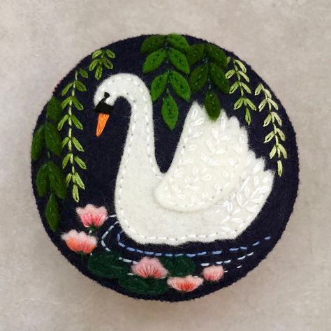 Swan pincushion | Fabric And Ink Felt Applique Ideas, Embroidered Pincushion, Sewn Christmas Ornaments, Felt Pincushions, Vintage Swan, Decorated Gift Bags, Felt Bookmark, Felt Crafts Christmas, Wool Applique Patterns