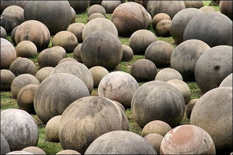 Costa Rica Stone Spheres - One of the strangest mysteries in archaeology was discovered in the Diquis Delta of Costa Rica. Since the 1930s, hundreds of stone balls have been documented, ranging in size from a few centimetres to over two meters in diameter. Some weigh 16 tons. Almost all of them are made of granodiorite, a hard, igneous stone. These objects are monolithic sculptures made by human hands. Historical Objects, Mysterious Places, Ancient Mysteries, Ancient Aliens, Ancient Artifacts, Stonehenge, Land Art, Ancient History, Archaeology