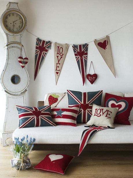 Union Jack rules in Interior Design Union Jack Decor, Union Jack Cushions, Rooms Decoration, British Decor, Union Jack Flag, Viria, British Flag, Salou, Blue Rooms