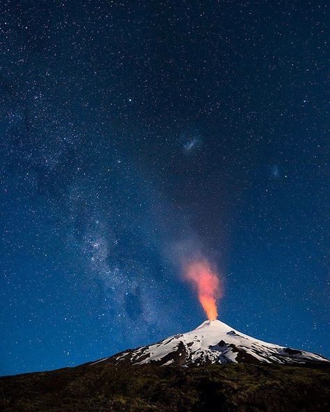 El volcán Villarrica en acción. Región de La Araucanía, Chile. Créditos: IG @marianosrur Nice Camera, Camera Shots, Perfect Moment, America Travel, Blue Aesthetic, Cute Designs, Mount Everest, Patagonia, In This Moment