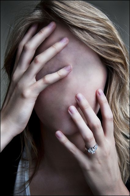 Poker Face Hands On Face, Horror Photography, Hand Photography, Faceless Portrait, Self Portrait Photography, Surrealism Photography, Conceptual Photography, Identity Art, Ap Art