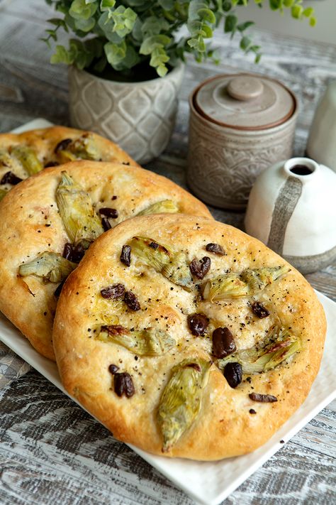 Tender focaccia topped with artichokes and flavorful Kalamata olives.. Bread In The Oven, Appetizers Savory, Bread Without Yeast, Foccacia Bread, Monthly Meal Plan, Focaccia Bread Recipe, Cotton Tree, Scd Recipes, Savory Breads