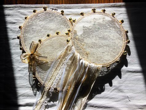 DIY Boho Spirited Tambourine - perfect for summertime music festivals.  Easy and affordable to make, and great for parties or wedding favors too Diy Lace Tambourine, Half Elf Bard, Bridesmaid Diy, Diy Instruments, Diy Boho, Diy Projects For Kids, Costume Diy, Wedding Entertainment, Tambourine