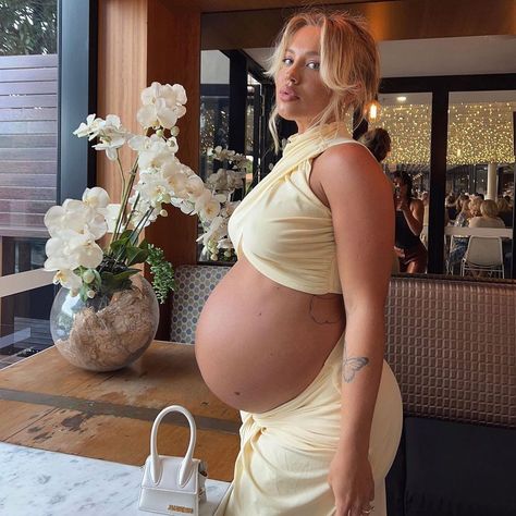 SSKIN on Instagram: “Congratulations to this mumma who gave birth to her beautiful baby girl. @tammyhembrow continued to see us throughout her pregnancy for a…” Tammy Hembrow Pregnant, Cute Pregnancy Pictures, Tammy Hembrow, Pretty Pregnant, Maternity Chic, Mommy Outfits, Cute Maternity Outfits, Pregnancy Looks, Pregnant Mom