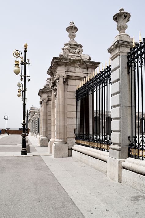 Royal Palace of Madrid Gate Design Ideas, Front Room Design, Fence Wall Design, Compound Wall Design, Townhouse Exterior, Entrance Gates Design, Classic Villa, Classic House Design, Main Gate Design