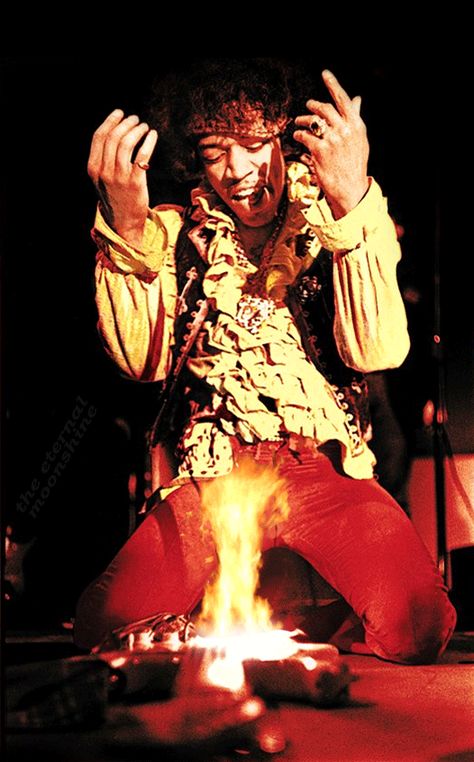 the-eternal-moonshine: Jimi Hendrix burning his guitar at the... Jimi Hendrix Fire, Jimi Hendrix Guitar, Jimi Hendrix Poster, Rock Pictures, Monterey Pop Festival, Rock History, Rock Argentino, Jimi Hendrix Experience, Musica Rock