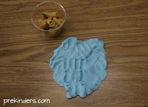 Dinosaur Play Dough Skeleton Fossil Pasta Skeleton, Play Dough Ideas, Fossil Cookies, Dino Fossils, Playdough Ideas, Dinosaur Books For Kids, Dino Skeleton, Dino Footprint, Play Ice Cream