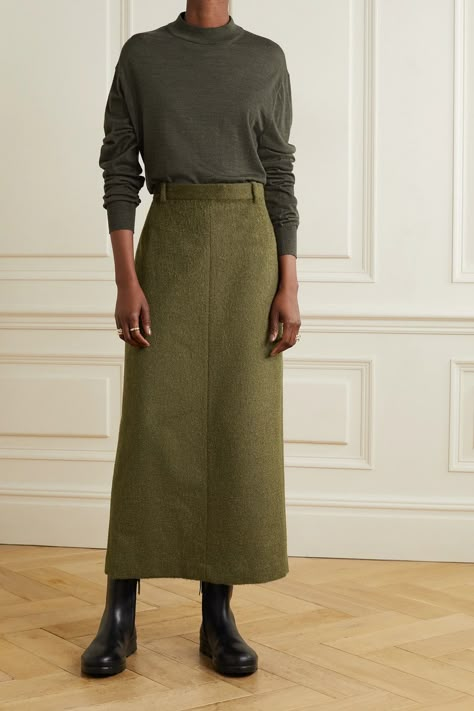 Wool Skirt Outfit, Midi Skirt Outfit Winter, Long Wool Skirt, Green Midi Skirt, Classy Clothes, Midi Skirt Outfit, Long Skirt Outfits, Winter Skirt Outfit, Nice Outfits