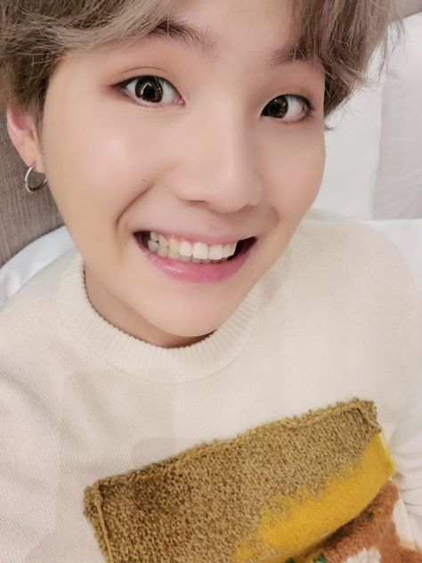 Yoongi/ Suga/ Agust D smiling selfie Gummy Smile, Min Yoongi Bts, Min Suga, Fan Fiction, Bts Yoongi, Daegu, Pretty Little Liars, Bts Boys, Foto Bts