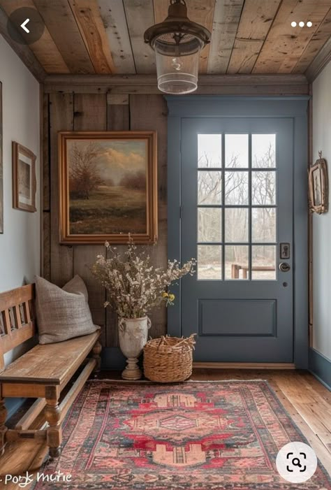 Cozy Cottage Entryway, Historic Interior Design, Old Colonial Homes Interior, Mudroom Ideas Entryway, Front Door Inside, Shabby Home, Casa Country, Casa Vintage, Cabin Ideas