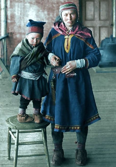 Danish Traditional Clothing, Traditional Finnish Clothing, Sami Clothing, Finnish Clothing, Swedish Dress, Scandinavian Culture, Sami People, Norwegian Vikings, North Asia