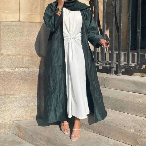 Emerald Green Abaya, Green Abaya, Abaya Designs Latest, Abaya Outfit, Open Abaya, Hijab Trends, Islamic Dress, Muslim Outfits, Abaya Designs