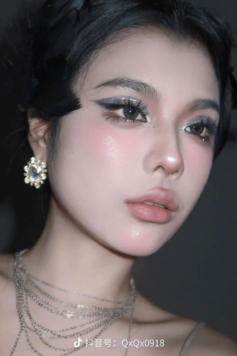 Black And White Douyin Makeup, Dreamy Douyin Makeup, Gray Douyin Makeup, Grey Douyin Makeup, Douyin Black Makeup, Smokey Douyin Makeup, Silver Douyin Makeup, Gold Douyin Makeup, Dou Yin Makeup