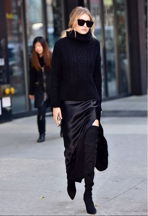 Smart Casual Dress Code, Black Silk Skirt, Rok Outfit, Dress Code Casual, Look Adidas, Smart Casual Dress, Skandinavian Fashion, Moda Paris, Hadid Style