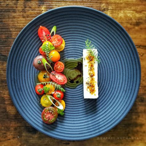 Credit to @rafael.kucharski Tomatoes & Feta Credit to @rafael.kucharski Tomatoes & F... Gastronomic Food, Food Presentation Plates, Gourmet Food Plating, Amazing Food Decoration, Fine Dining Recipes, Easy Food Art, Food Garnishes, Food Decoration, Food Presentation